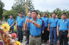 Đoàn về nguồn LĐLĐ TP HCM dâng hương Đài tưởng niệm tại Nghĩa trang Hàng Dương