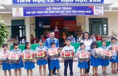 Quảng Ngãi: Tặng 500 cặp phao cứu sinh cho học sinh vùng lũ