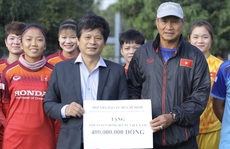 Chủ tịch Hội nhà báo TP HCM trao 400 triệu đồng cho ĐT bóng đá nữ Việt Nam trên sân tập