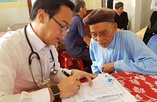 Thầy thuốc TP HCM đến với người dân nghèo đất võ miền Trung