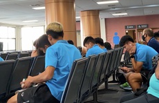Clip: U23 Việt Nam chạm mặt cầu thủ Triều Tiên trên máy bay cánh quạt trở về Bangkok