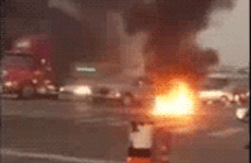 CLIP: 1 xe bốc cháy, cao tốc TP HCM - Long Thành - Dầu Giây kẹt kinh hoàng