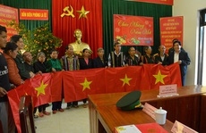 Cờ Tổ quốc đến với đồng bào biên giới Việt - Lào
