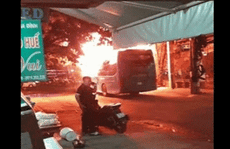 CLIP: Xe khách bốc cháy trên đường Cộng Hòa - TP HCM, giao thông tê liệt