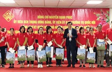 Khắp nơi lo Tết cho công nhân
