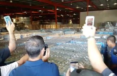 Dân thiếu thốn, cả kho hàng cứu trợ Puerto Rico để mốc meo
