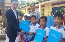 Báo Người Lao Động trao quà Tết cho học sinh nghèo Cần Thơ