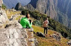 Tung máy bay không người lái bắt kẻ... khỏa thân, phóng uế bừa bãi
