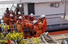 Vượt sóng cứu thuyền viên Thái Lan bị đột quỵ trên biển
