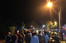 Hơn chục ngàn người đội mưa rét đi chợ lúc nửa đêm để cầu may