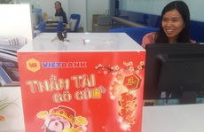 Khách nhộn nhịp đến ngân hàng gửi tiền để nhận lì xì đầu năm