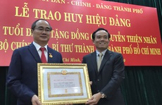 Bí thư Nguyễn Thiện Nhân xúc động khi nhận huy hiệu 40 năm tuổi Đảng