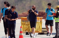 HLV Park Hang-seo nhờ cảnh sát Thái Lan ngăn quay phim, chụp ảnh ở khách sạn