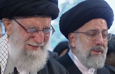 Đại giáo chủ Iran liên tục bật khóc trước linh cữu tướng Soleimani