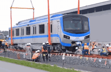 VIDEO: Cận cảnh lắp ráp toa tàu Metro số 1 vào đường ray