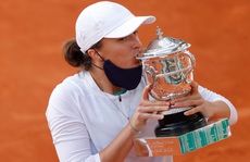 Học quần vợt qua game, Swiatek vẫn trở thành 'Nữ hoàng' Roland Garros 2020
