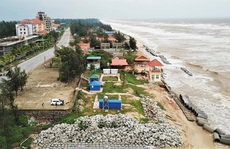 Sóng đánh tan hoang tuyến kè biển 26 tỉ đang xây dang dở ở Quảng Bình