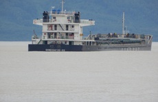 Tàu chở than và dầu mắc cạn ở biển Nam Ô