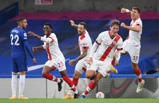 Công làm thủ phá, Chelsea mất ngôi nhì bảng Ngoại hạng
