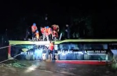 Giải cứu chiếc xe ô tô chở 18 hành khách bị lũ cuốn trôi hơn 100m trong đêm
