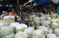 Chợ tự phát 'vây' chợ hợp pháp