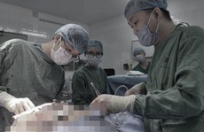 Bỏ qua mọi thủ tục, bác sĩ cứu người thợ bị thủng tim trong gang tấc