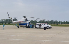 Trực thăng đưa 2 lãnh đạo xã bị thương nặng ở Quảng Trị vào Huế cấp cứu