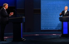 Tổng thống Trump “tự bắn vào chân” trước giờ tranh luận?
