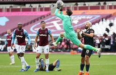 Man City thoát hiểm trước West Ham, tiếp tục văng Top 10