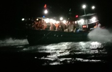 Tàu cá cùng 9 ngư dân bị mắc cạn ở Lý Sơn, nguy cơ bị sóng biển đánh chìm