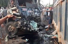 CLIP: Ớn lạnh xe khách tông trực diện xe tải ở Đồng Nai