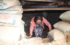 Người dân Quảng Nam đào hầm tránh bão số 9