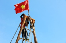 Cờ Tổ quốc tung bay trên nóc tàu ngư dân Thị xã La Gi