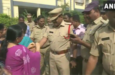 Ấn Độ: Cưỡng hiếp không được, đổ xăng thiêu sống bé gái