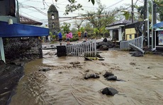 Siêu bão Goni “gầm rú” ở Philippines, số người thiệt mạng tăng lên