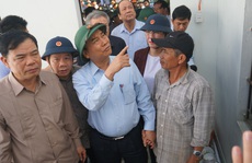 Thủ tướng Chính phủ thị sát, thăm hỏi người dân vùng bão lũ Quảng Ngãi