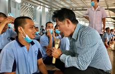 'Kép độc' Khánh Tuấn mang niềm vui đến bệnh nhân tâm thần