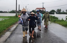 Phú Yên: Vội vã chạy lũ sau bão số 12