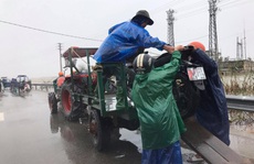Di chuyển qua đoạn đường ngập lũ, xe công nông bị lật khiến nữ sinh viên tử vong