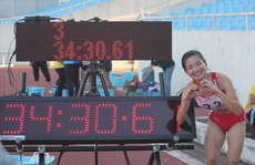 Nguyễn Thị Oanh xô đổ kỷ lục 17 năm đường chạy 10.000 m