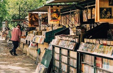 Phố bán sách cũ bên bờ sông Seine