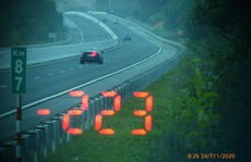Vội đi ăn cưới,  tài xế BMW phóng như bay với tốc độ 223 km/giờ trên cao tốc