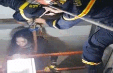 CLIP: Người phụ nữ rơi xuống giếng thang máy trong nhà dân ở đường Sư Vạn Hạnh