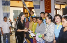 Thực hiện lời hứa, Trịnh Kim Chi mang 2,36 tỉ đồng đến  bà con vùng lũ