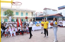 Sun Life Việt Nam tặng trụ bóng rổ và quả bóng rổ cho trường học