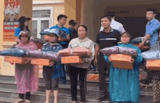 Báo Người Lao Động phối hợp với các nhà tài trợ trao 160 triệu đồng cho bà con vùng lũ Hà Tĩnh