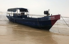 Bí ẩn 2 chiếc tàu “ma” in chữ Trung Quốc dạt vào bờ biển miền Trung