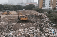 CLIP: Cận cảnh 'núi rác' khổng lồ bốc mùi hôi thối giữa Thủ đô