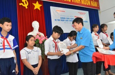 Học bổng Báo Người Lao Động đến với học sinh nghèo, học giỏi Bến Tre