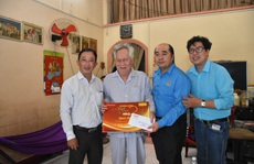 'Mai Vàng nhân ái' thăm hai nhạc sĩ Duy Khanh và Văn Dần